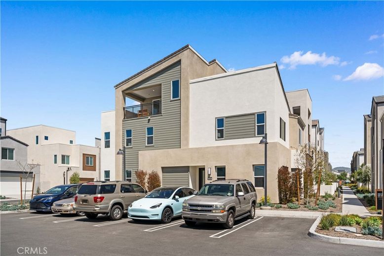 Exterior, Facade, Modern