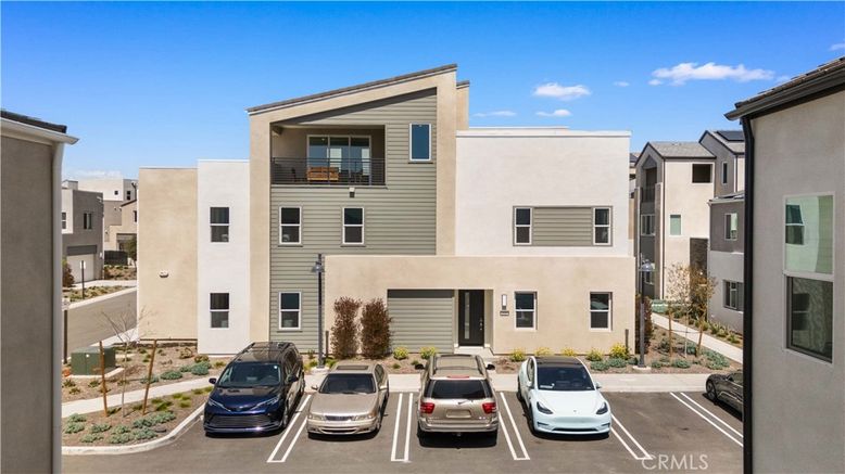 Exterior, Facade, Modern