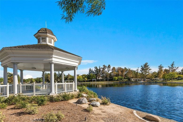 Exterior, Lake