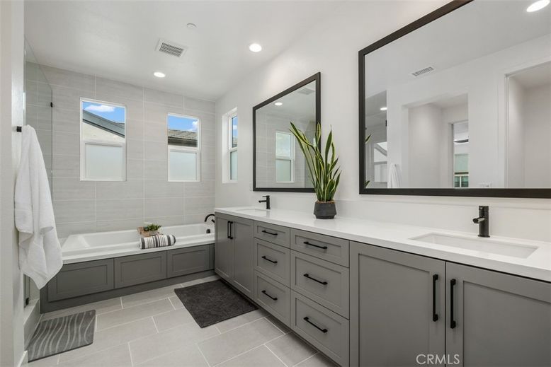 Bathroom, Dual Sink Vanities, Interior, Recessed Lighting