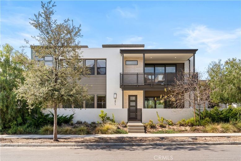 Exterior, Facade, Modern