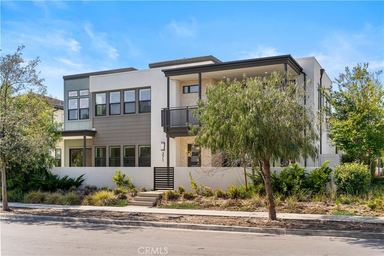 Exterior, Facade, Modern