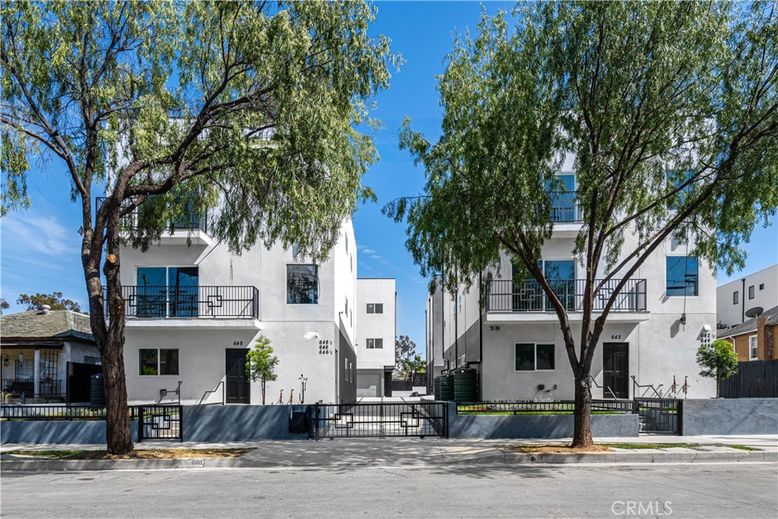 Exterior, Facade, Modern
