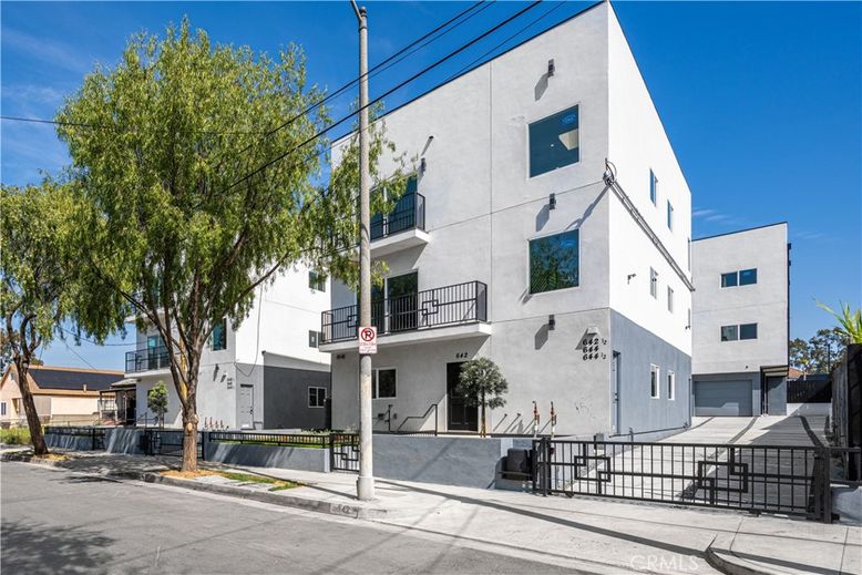 Exterior, Facade, Modern