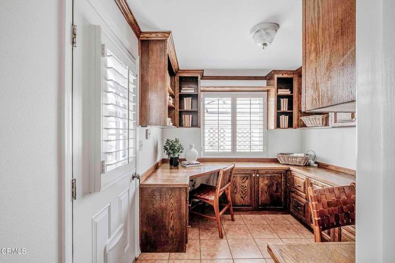 Home Office, Interior