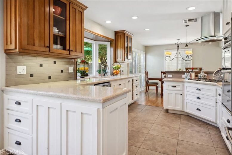 Chandelier, Dining room, Interior, Kitchen, Pendant Lights, Recessed Lighting, Wood Texture Flooring