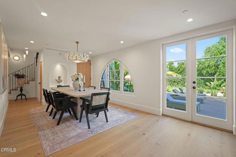 Chandelier, Dining room, Interior, Recessed Lighting, Wood Texture Flooring