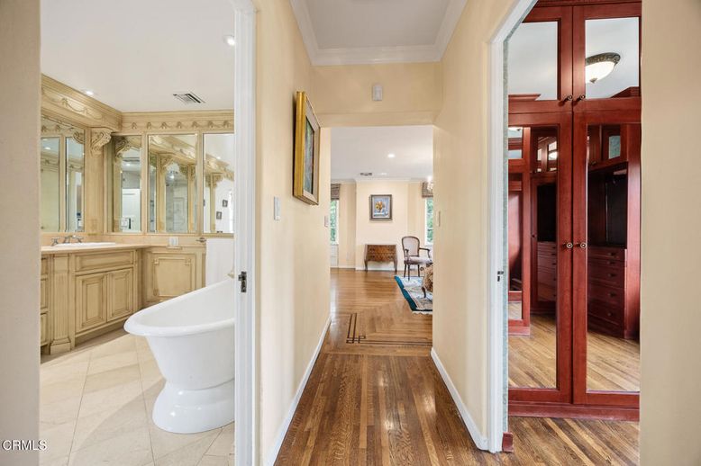 Bathroom, Free Standing Baths, Interior, Recessed Lighting, Wood Texture Flooring