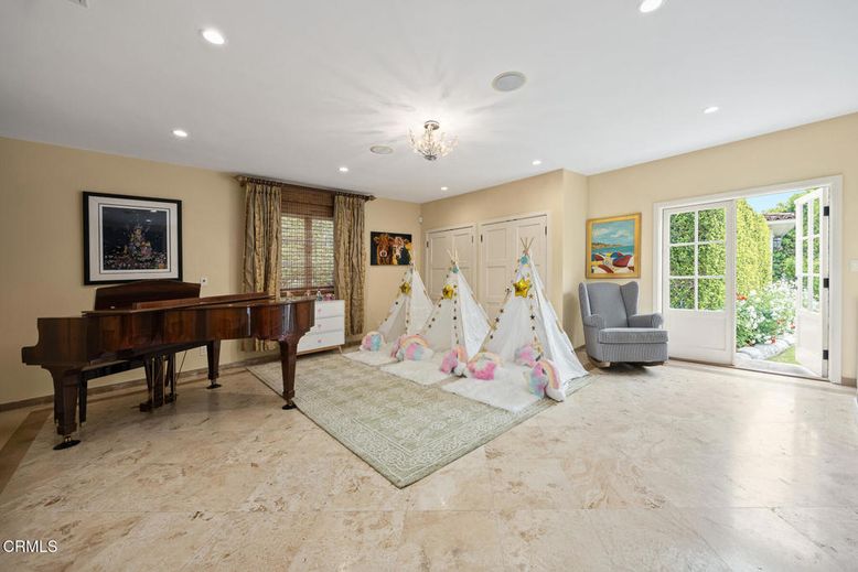 Chandelier, Interior, Piano, Recessed Lighting