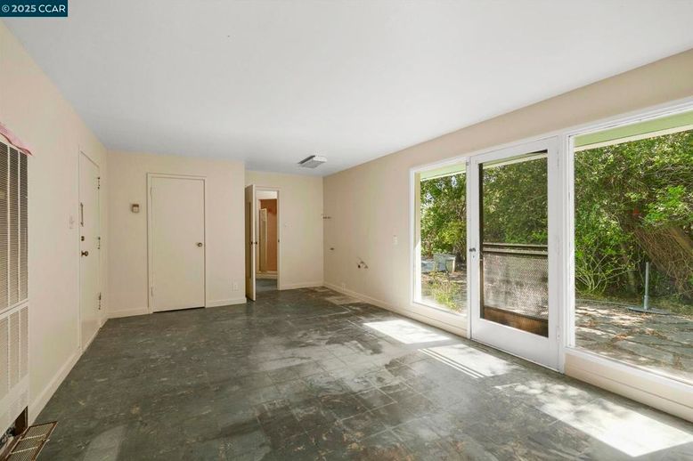 Empty room, Interior