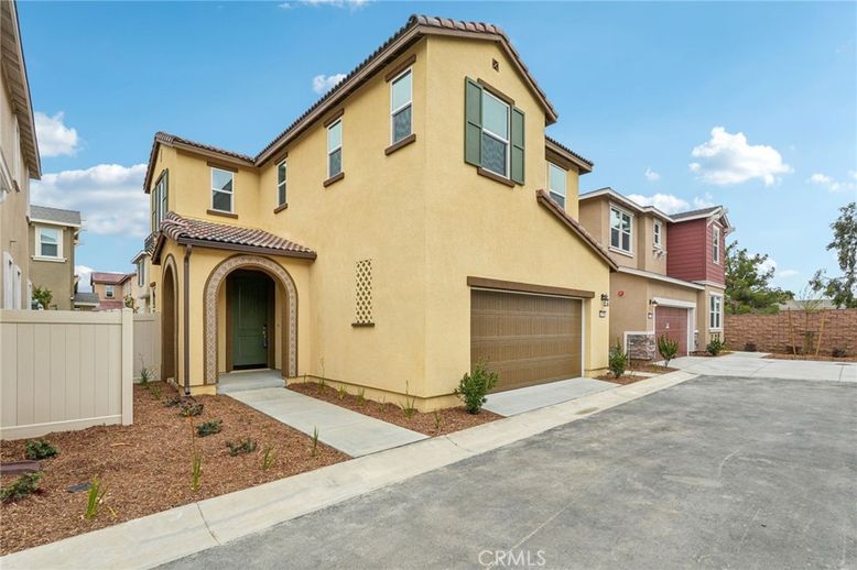 Attached, Exterior, Facade, Mediterranean