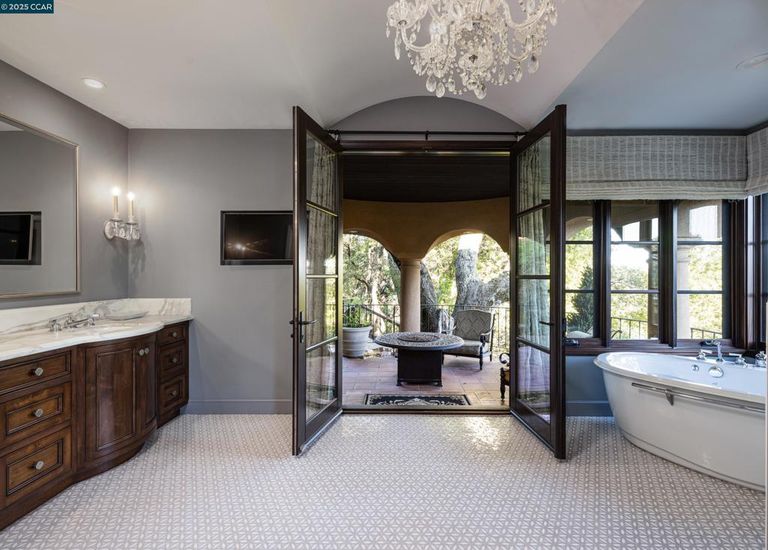 Bathroom, Chandelier, Free Standing Baths, Interior, Recessed Lighting