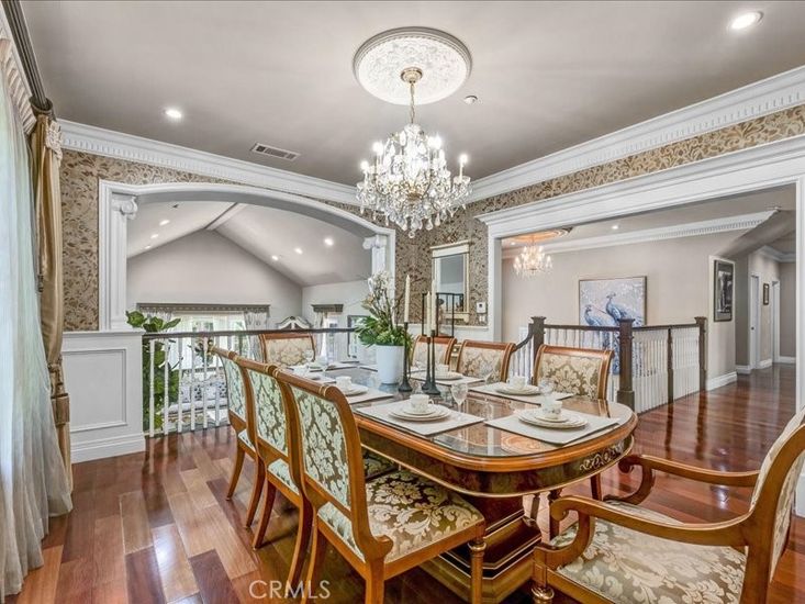 Chandelier, Dining room, Interior, Recessed Lighting, Wood Texture Flooring