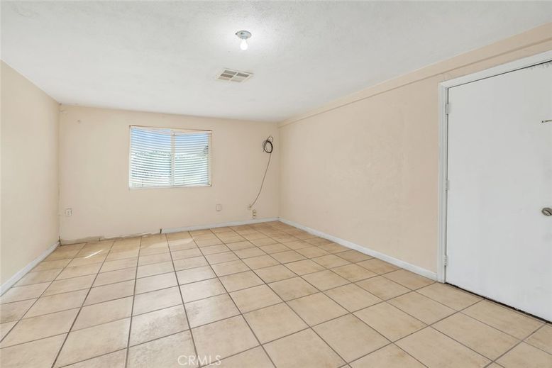 Empty room, Interior