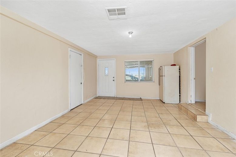 Empty room, Interior