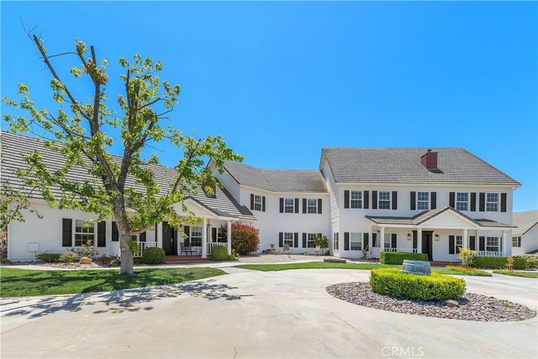 Exterior, Facade, Farmhouse