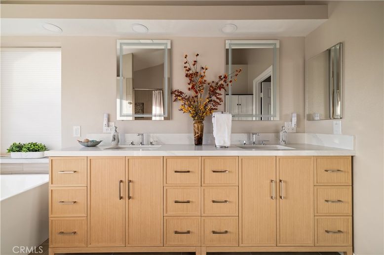 Bathroom, Dual Sink Vanities, Interior, Recessed Lighting