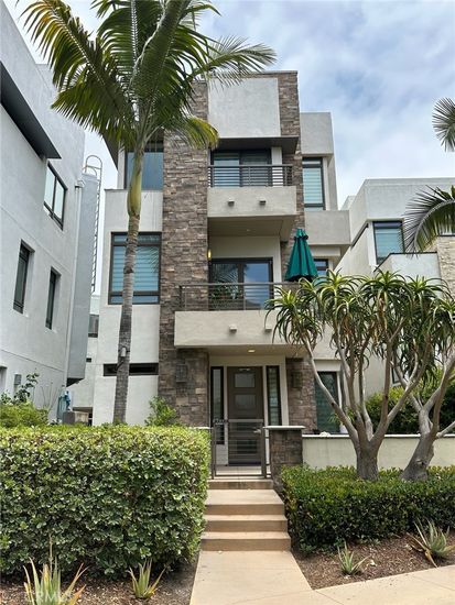 Exterior, Facade, Modern