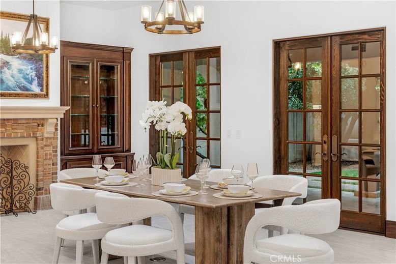 Chandelier, Dining room, Fireplace, Interior, Pendant Lights
