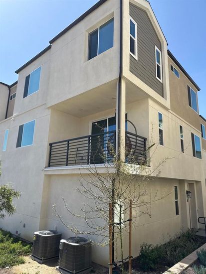 Exterior, Facade, Rowhouse
