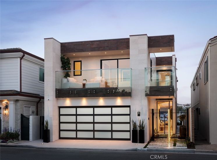 Attached, Exterior, Facade, Modern