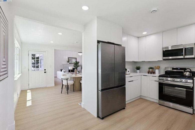 Dining room, Interior, Kitchen, Recessed Lighting, Stainless Steel Appliances, Wood Texture Flooring