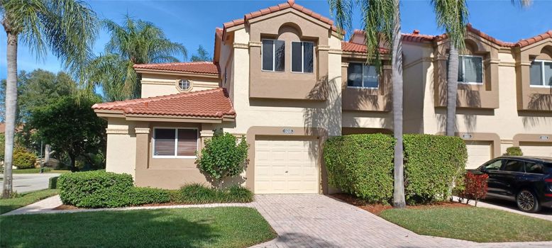 Attached, Exterior, Facade, Mediterranean