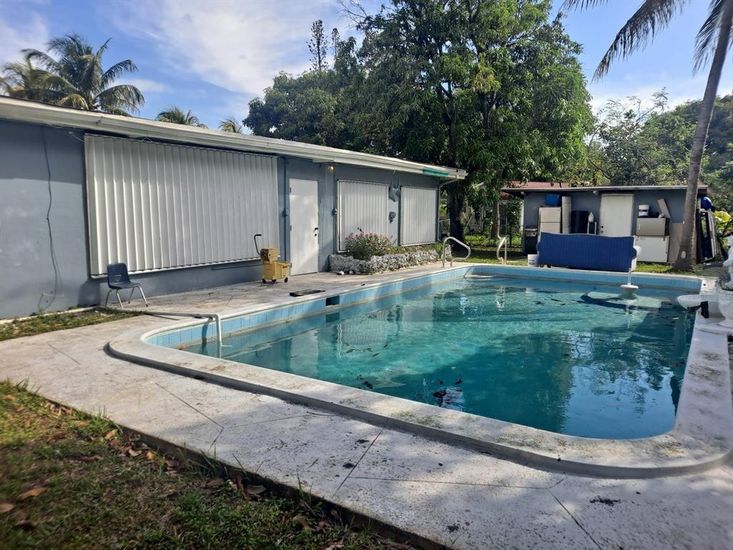 Exterior, Pool