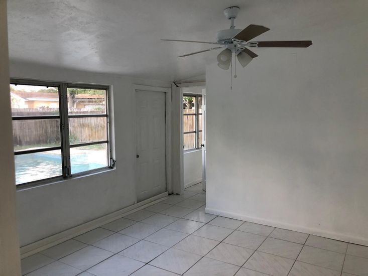 Empty room, Interior