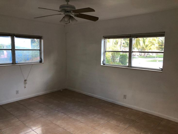 Empty room, Interior