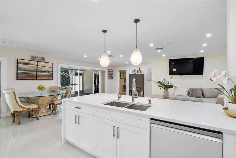 Dining room, Interior, Kitchen, Pendant Lights, Recessed Lighting, Stainless Steel Appliances
