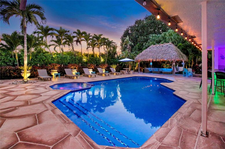 Exterior, Pool