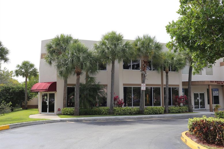 Exterior, Facade, Modern