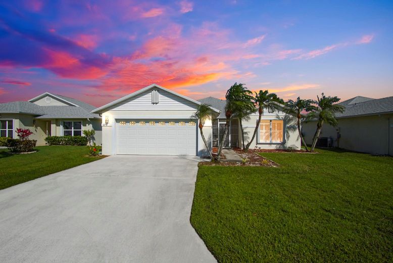 Attached, Exterior, Facade, Ranch