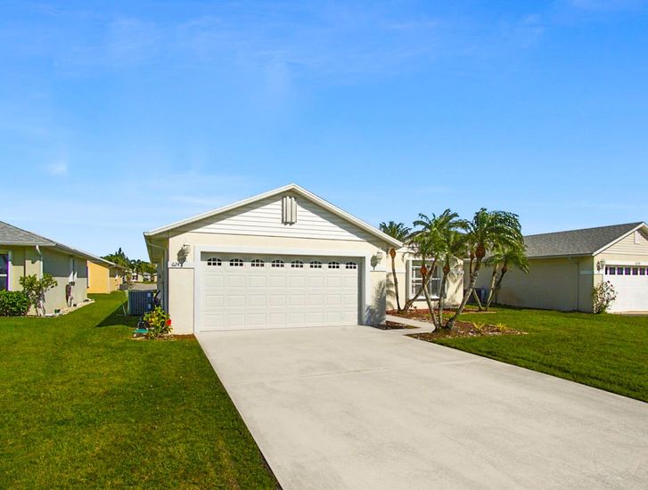 Attached, Exterior, Facade, Ranch