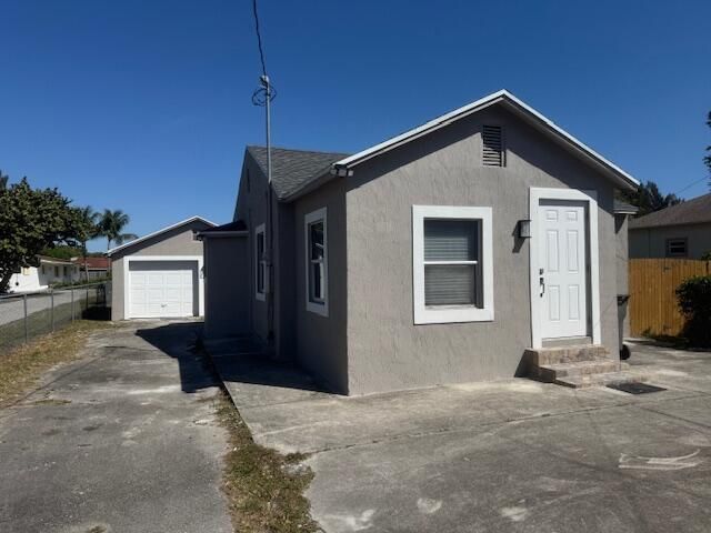 Detached Garage, Exterior