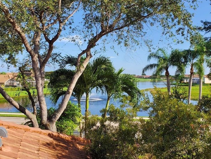 Exterior, Lake