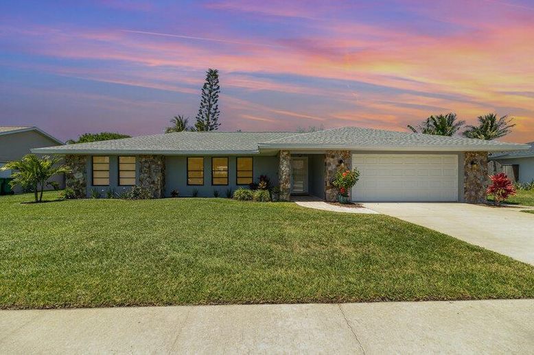 Attached, Exterior, Facade, Ranch
