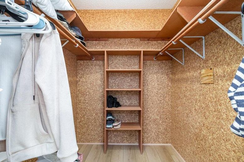 Interior, Walk-in Closets, Wood Texture Flooring