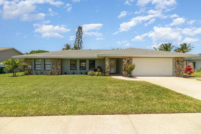 Attached, Exterior, Facade, Ranch