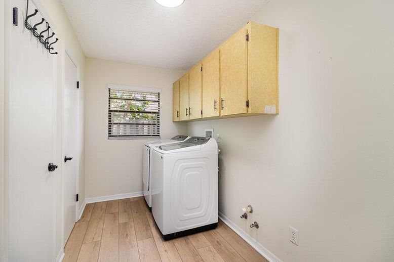 Interior, Washer, Wood Texture Flooring