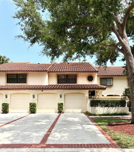 Attached, Exterior, Facade, Mediterranean