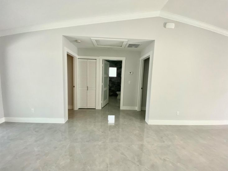 Empty room, Interior