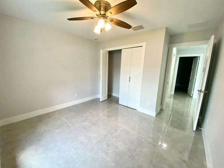 Empty room, Interior