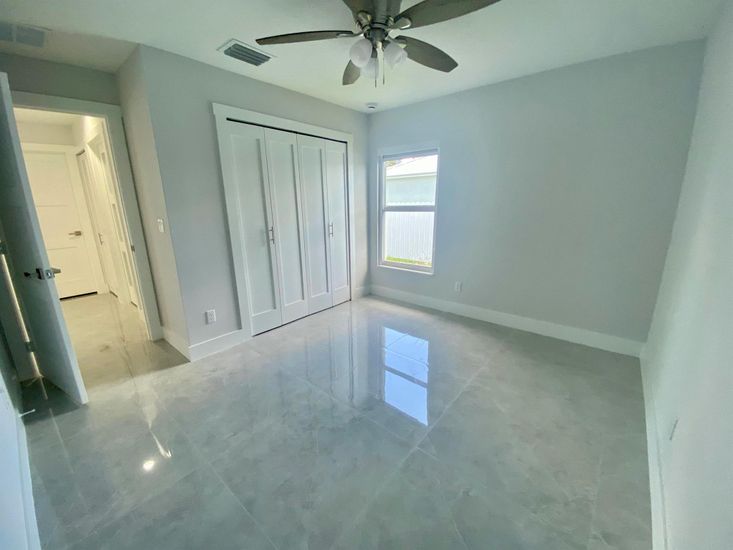 Empty room, Interior