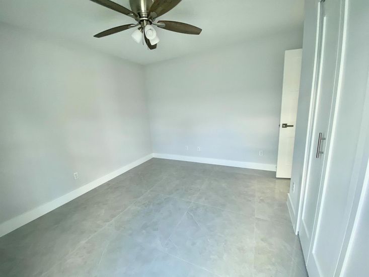 Empty room, Interior