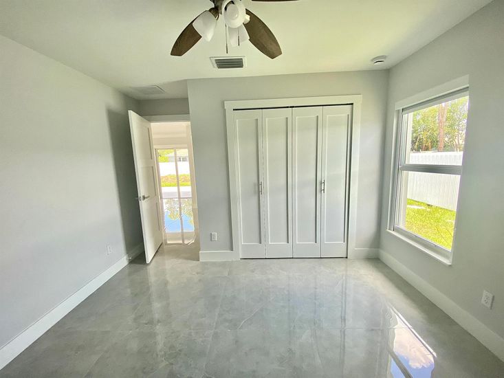 Empty room, Interior