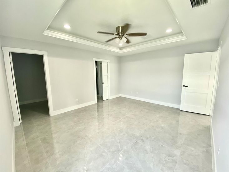 Empty room, Interior, Recessed Lighting