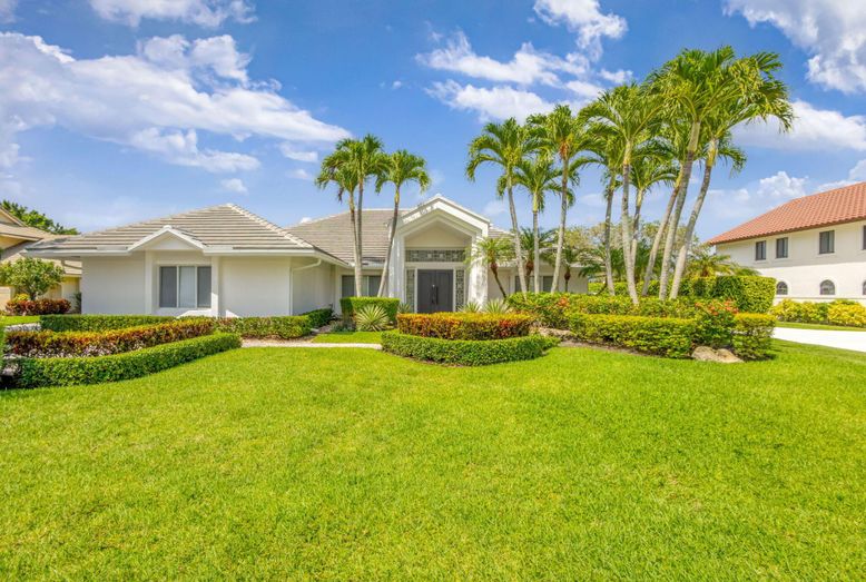Backyard, Exterior, Facade, Ranch