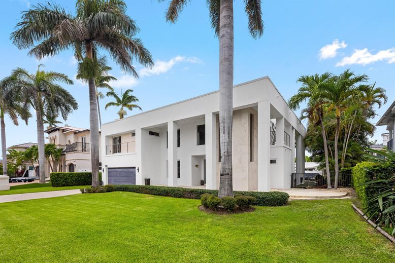 Attached, Backyard, Exterior, Facade, Modern